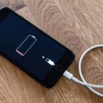 Artikel kali ini membahas mengenai beberapa tips charge smartphone dengan cara yang benar agar baterai hp lebih awet.