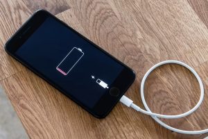Artikel kali ini membahas mengenai beberapa tips charge smartphone dengan cara yang benar agar baterai hp lebih awet.