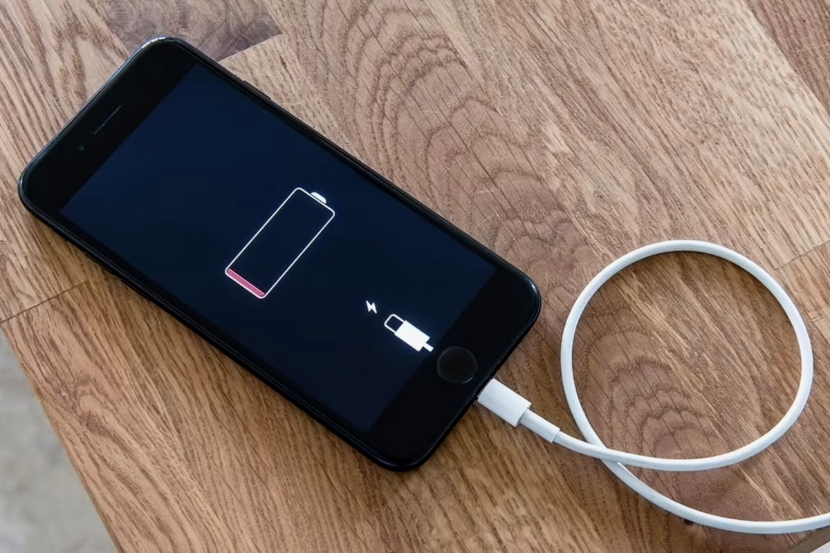 Artikel kali ini membahas mengenai beberapa tips charge smartphone dengan cara yang benar agar baterai hp lebih awet.