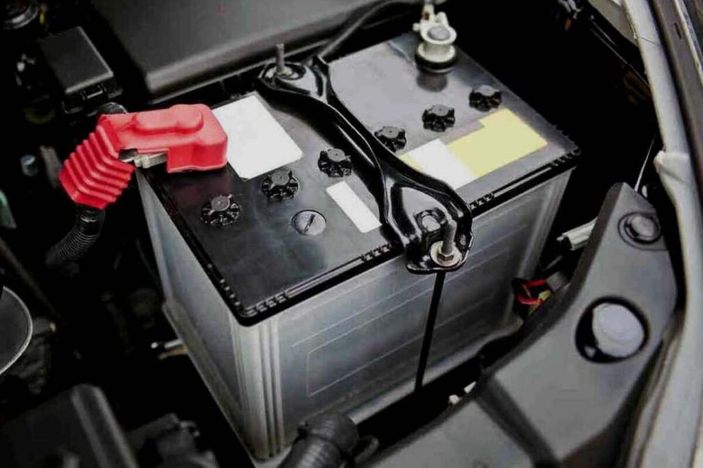 Artikel ini membahas mengenai beberapa bahaya mengabaikan aki mobil yang rusak lengkap beserta tips mengganti aki mobil.