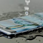 Artikel ini membahas mengenai perbedaan dari Waterproof vs Water Resistant pada smartphone yang penting untuk dipahami.