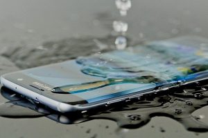 Artikel ini membahas mengenai perbedaan dari Waterproof vs Water Resistant pada smartphone yang penting untuk dipahami.