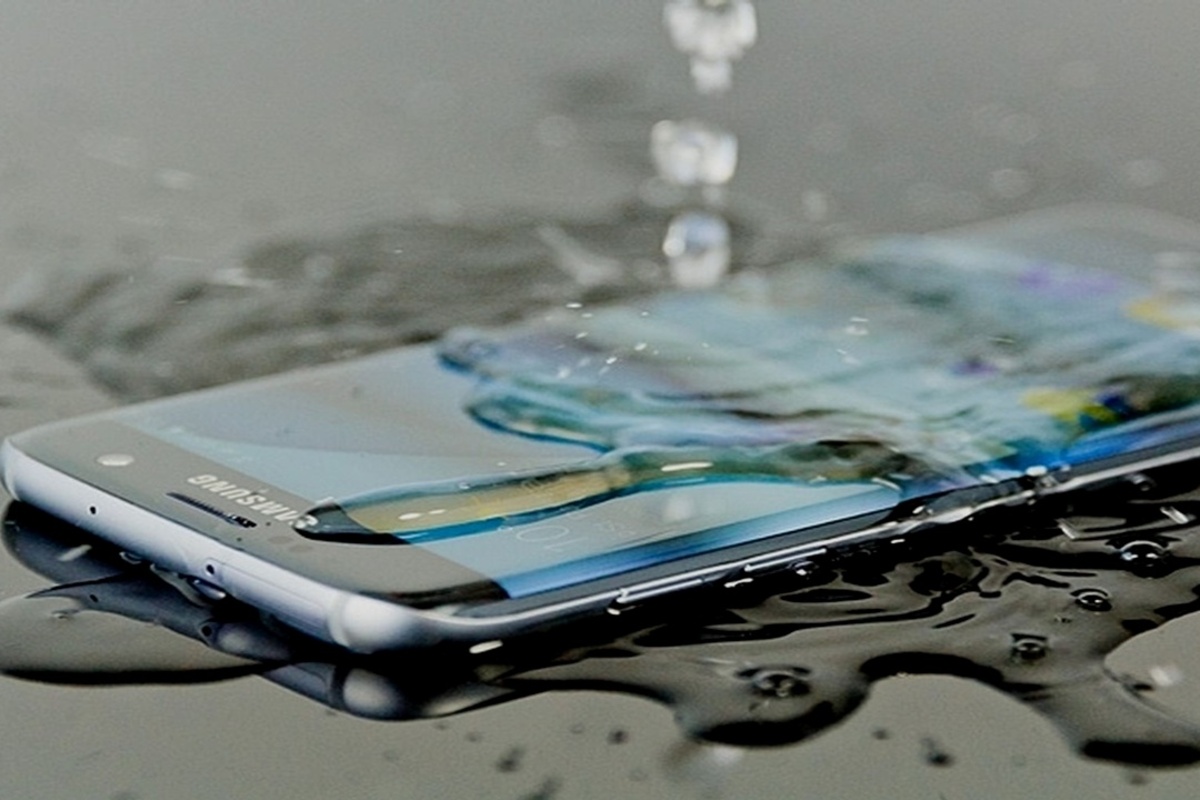 Artikel ini membahas mengenai perbedaan dari Waterproof vs Water Resistant pada smartphone yang penting untuk dipahami.