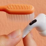Artikel kali ini membahas mengenai beberapa cara membersihkan AirPods yang harus Anda lakukan dengan benar.
