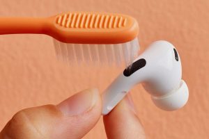 Artikel kali ini membahas mengenai beberapa cara membersihkan AirPods yang harus Anda lakukan dengan benar.