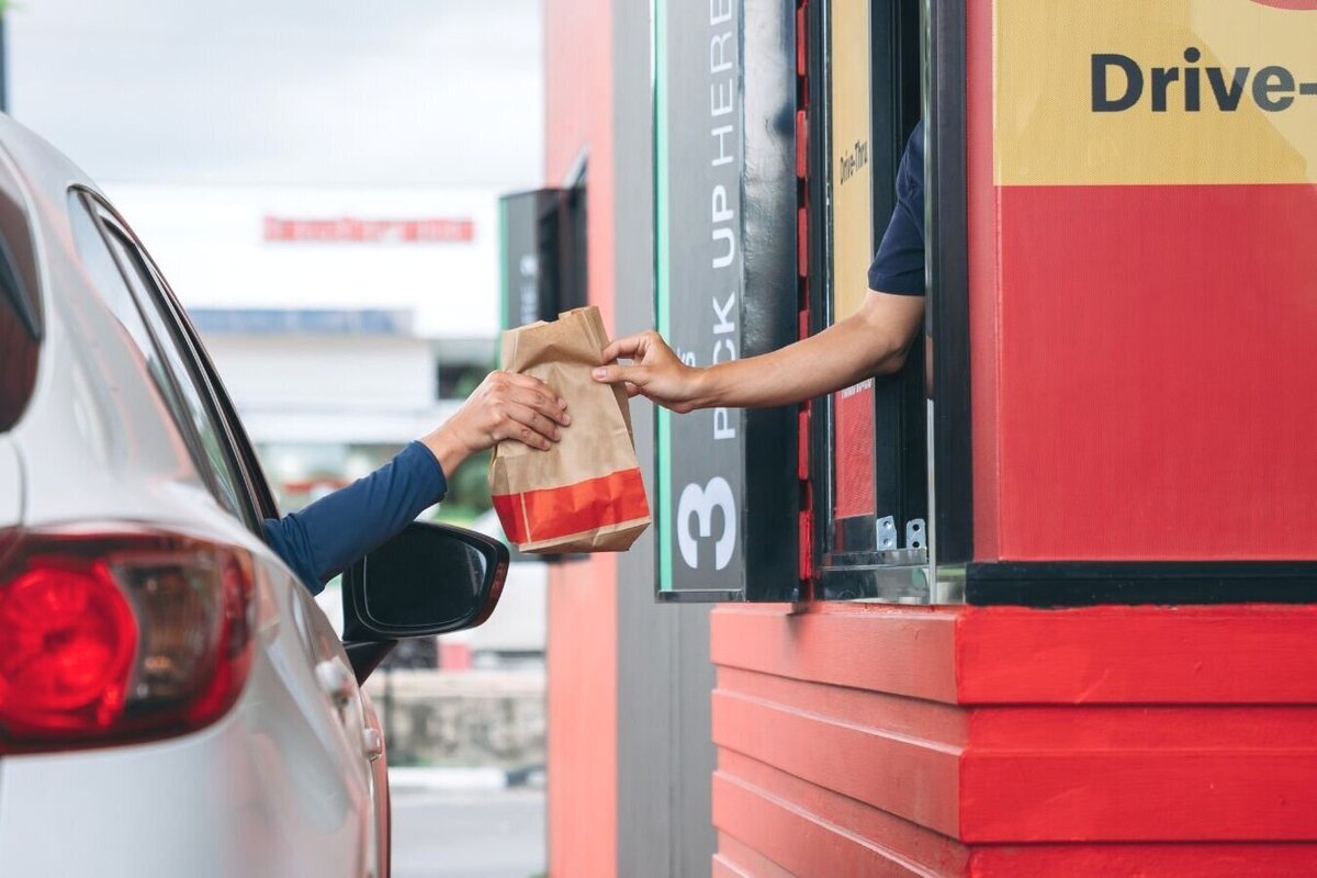 Artikel ini membahas mengenai beberapa manfaat menggunakan Drive Thru yang bisa dipahami terutama oleh untuk pemilik restoran.