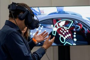 Artikel ini membahas mengenai beberapa dari manfaat teknologi VR alias Realitas Virtual yang sangat berguna untuk kehidupan manusia.