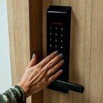 Kelebihan kunci pintu pintar lengkap dengan kekurangannya untuk membantu Anda membuat keputusan yang tepat.