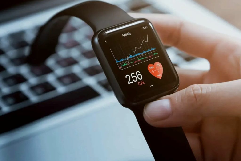 Artikel ini membahas mengenai beberapa manfaat menggunakan smartwatch yang berguna untuk kehidupan sehari-hari.