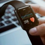 Artikel ini membahas mengenai beberapa manfaat menggunakan smartwatch yang berguna untuk kehidupan sehari-hari.