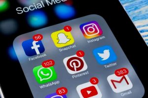 Artikel kali ini membahas mengenai beberapa pengaruh media sosial terhadap teknologi yang memiliki berbagai dampak dalam kehidupan kita.