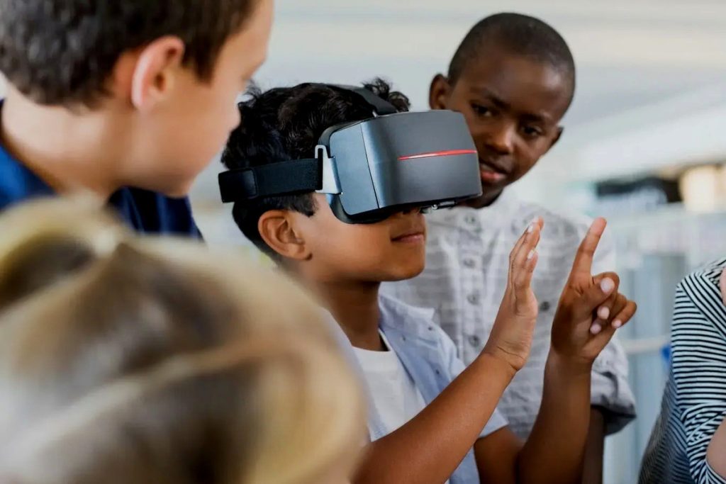 Artikel kali ini menjelaskan mengenai beberapa manfaat pentingnya teknologi informasi dan komunikasi di sekolah.