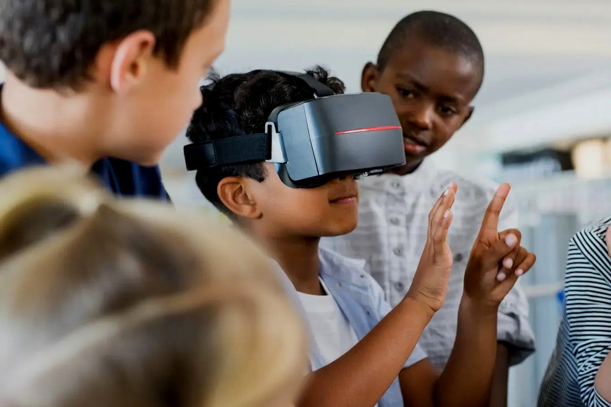 Artikel kali ini menjelaskan mengenai beberapa manfaat pentingnya teknologi informasi dan komunikasi di sekolah.