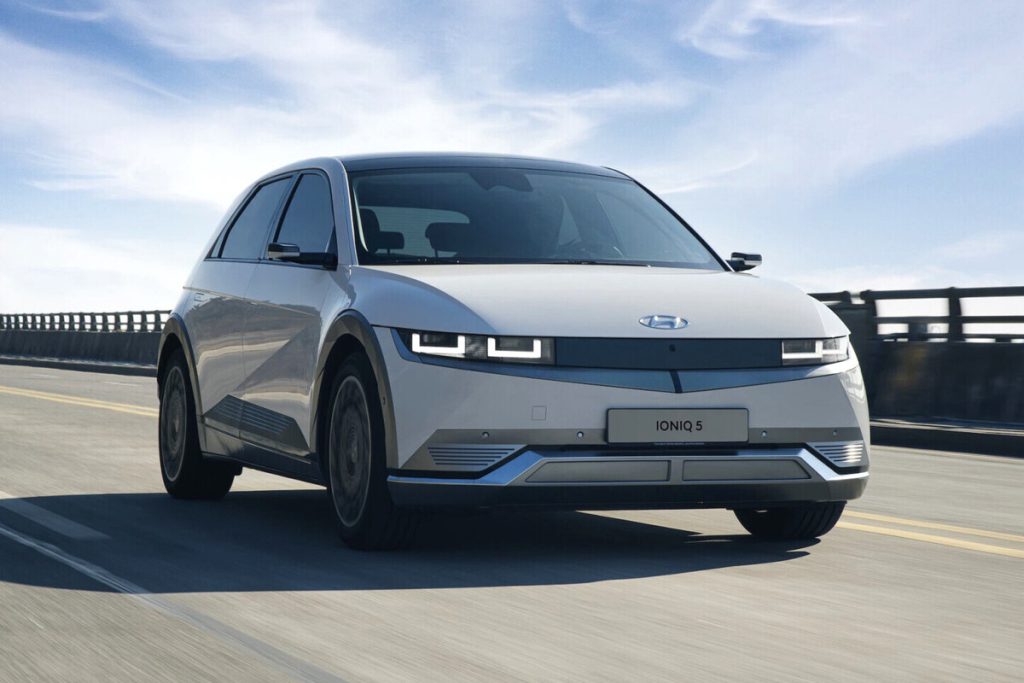 Artikel ini membahas mengenai beberapa perbedaan teknologi kendaraan pada mobik listrik dan mobil konvensional.