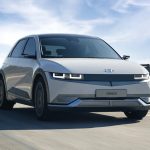 Artikel ini membahas mengenai beberapa perbedaan teknologi kendaraan pada mobik listrik dan mobil konvensional.