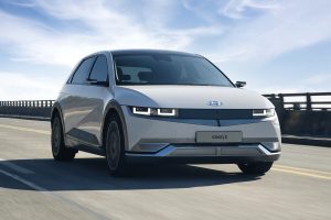 Artikel ini membahas mengenai beberapa perbedaan teknologi kendaraan pada mobik listrik dan mobil konvensional.