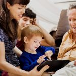 Artikel kali ini membahas mengenai beberapa peran teknologi dalam pola asuh modern untuk para orang tua agar tidak ketinggalan jaman.