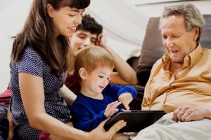 Artikel kali ini membahas mengenai beberapa peran teknologi dalam pola asuh modern untuk para orang tua agar tidak ketinggalan jaman.