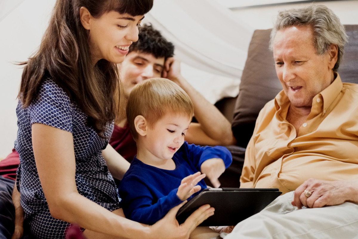 Artikel kali ini membahas mengenai beberapa peran teknologi dalam pola asuh modern untuk para orang tua agar tidak ketinggalan jaman.