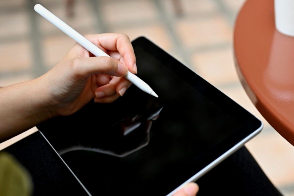 Artikel kali ini menjelaskan tentang beberapa cara dan tips memilih stylus untuk tablet Android dengan tepat sesuai kebutuhan Anda.