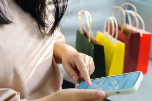 Artikel kali ini membahas tentang beberapa manfaat teknologi belanja online yang sangat bermanfaat untuk semua kelompok.