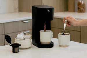 Artikel kali ini membahas mengenai beberapa kecanggihan dari teknologi pembuatan kopi yang semakin banyak digunakan di era modern ini.