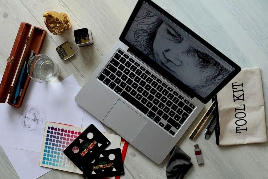 Artikel kali ini membahas mengenai beberapa teknologi yang harus dipahami terutama oleh mahasiswa desain grafis.