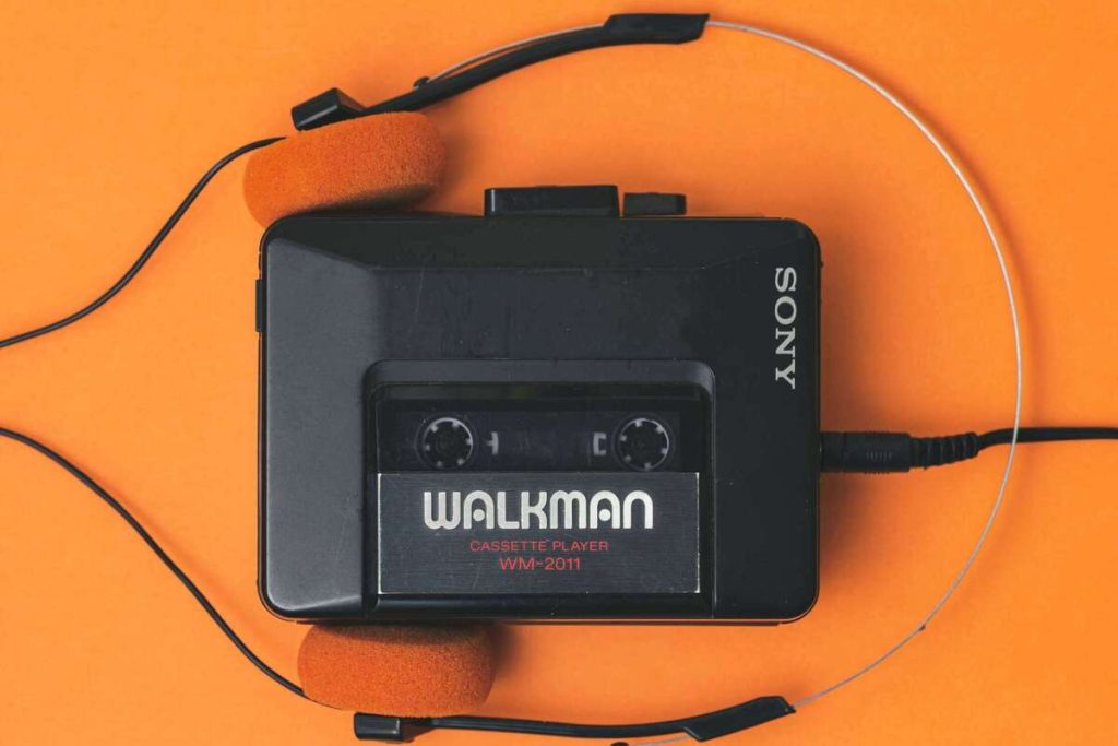 Artikel ini sangat menarik karena membahas tentang deretan alat mendengarkan musik dari masa lalu hingga masa kini.