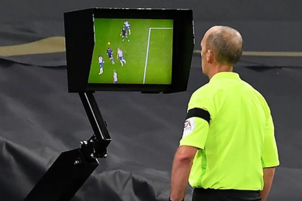 Artikel ini membahas mengenai beberapa manfaat VAR dalam kompetisi sepak bola modern dan dalam kompetesi lainnya.