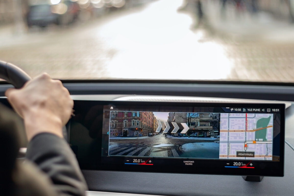 Artikel ini membahas mengenai beberapa teknologi mobil mewah paling mengesankan yang tidak ada di mobil biasa dan membuatnya spesial.