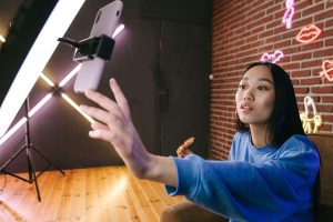 Beberapa tips menjadi YouTuber dan istilah-istilah penting terkait YouTube yang harus dipahami pemula sebelum memulai perjalanan mereka.