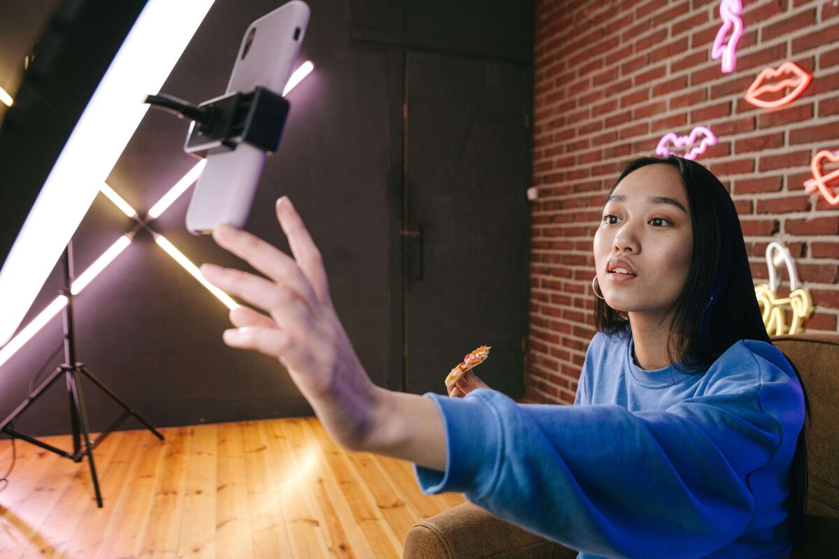 Beberapa tips menjadi YouTuber dan istilah-istilah penting terkait YouTube yang harus dipahami pemula sebelum memulai perjalanan mereka.