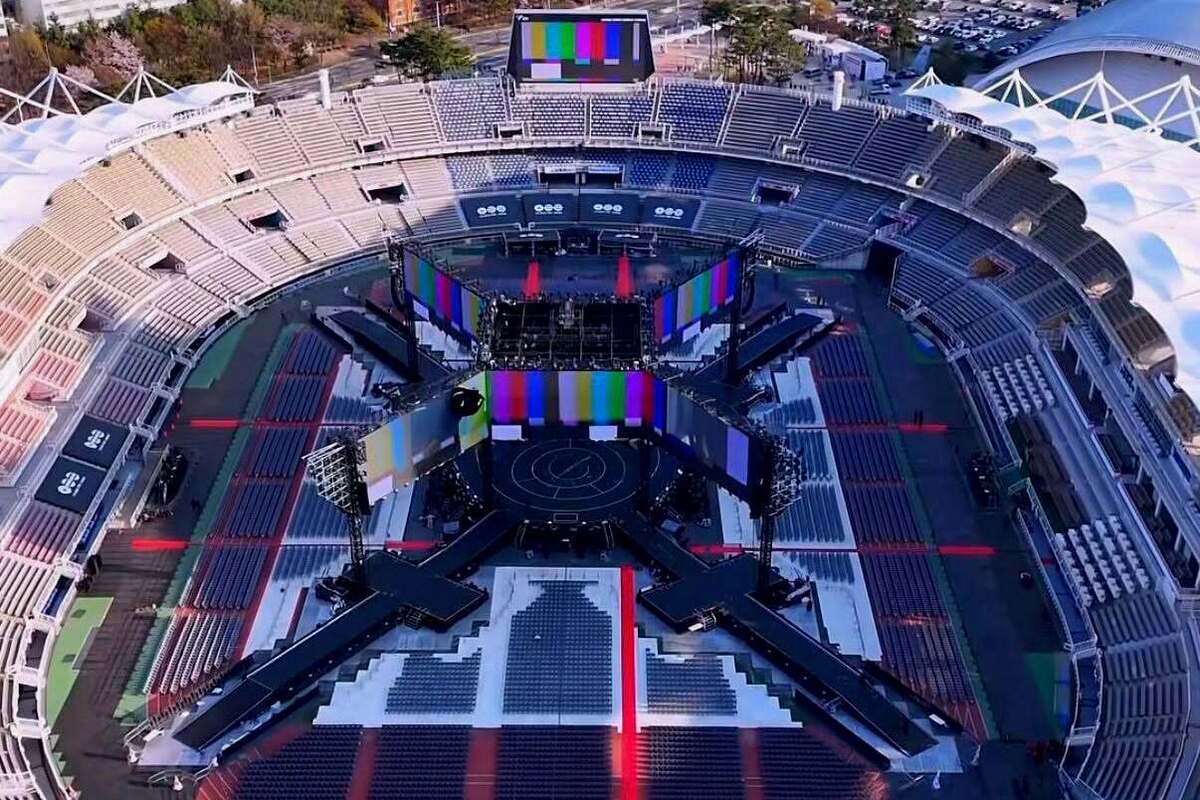 Artikel kali ini membahas mengenai teknologi konser panggung 360 derajat yang harus ada untuk mendukung berjalannya konser dengan baik.