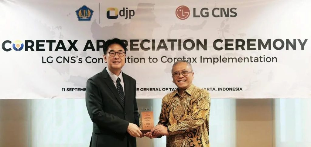 Kim Hong-geun bersama Direktur Jenderal Pajak Indonesia saat menerima penghargaan