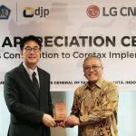Kim Hong-geun bersama Direktur Jenderal Pajak Indonesia,